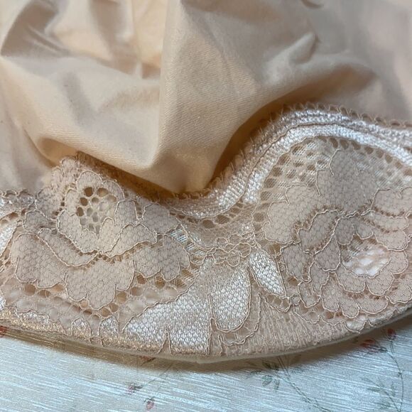 Wacoal underwire peach colored lace trim bra - Picture 2 of 4